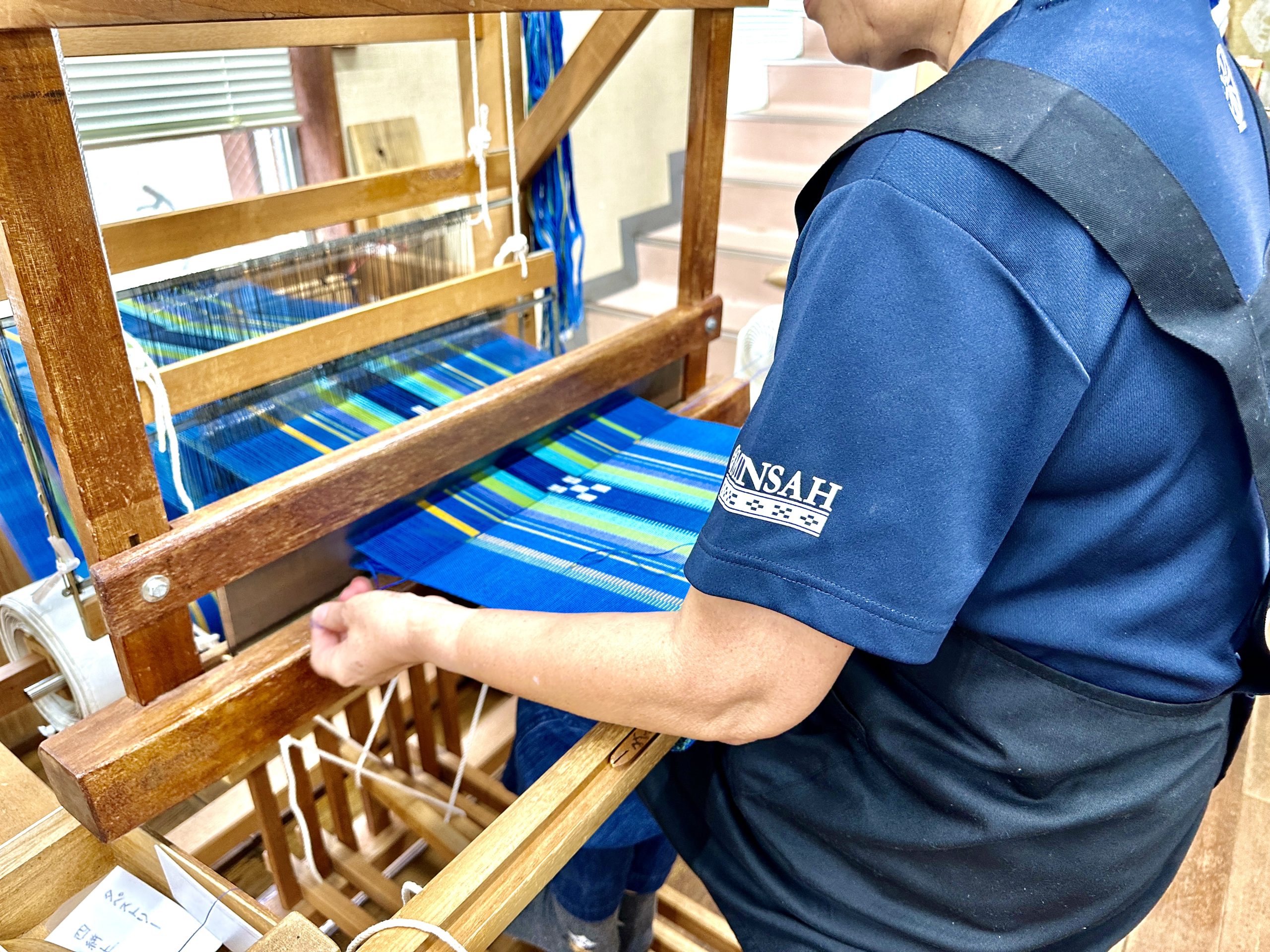 みんさー織　機織り体験の様子