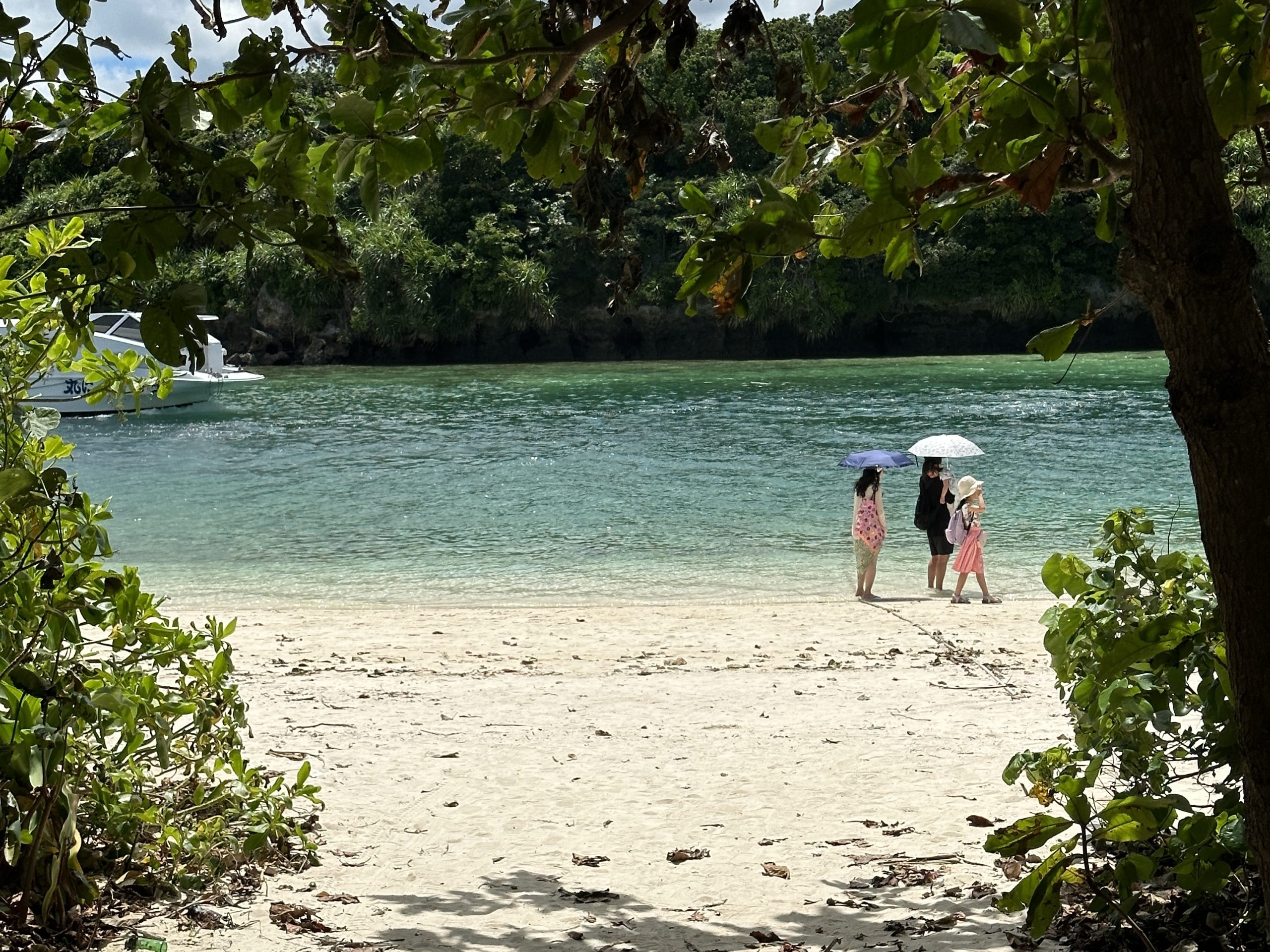 川平湾　浜辺　家族の観光客