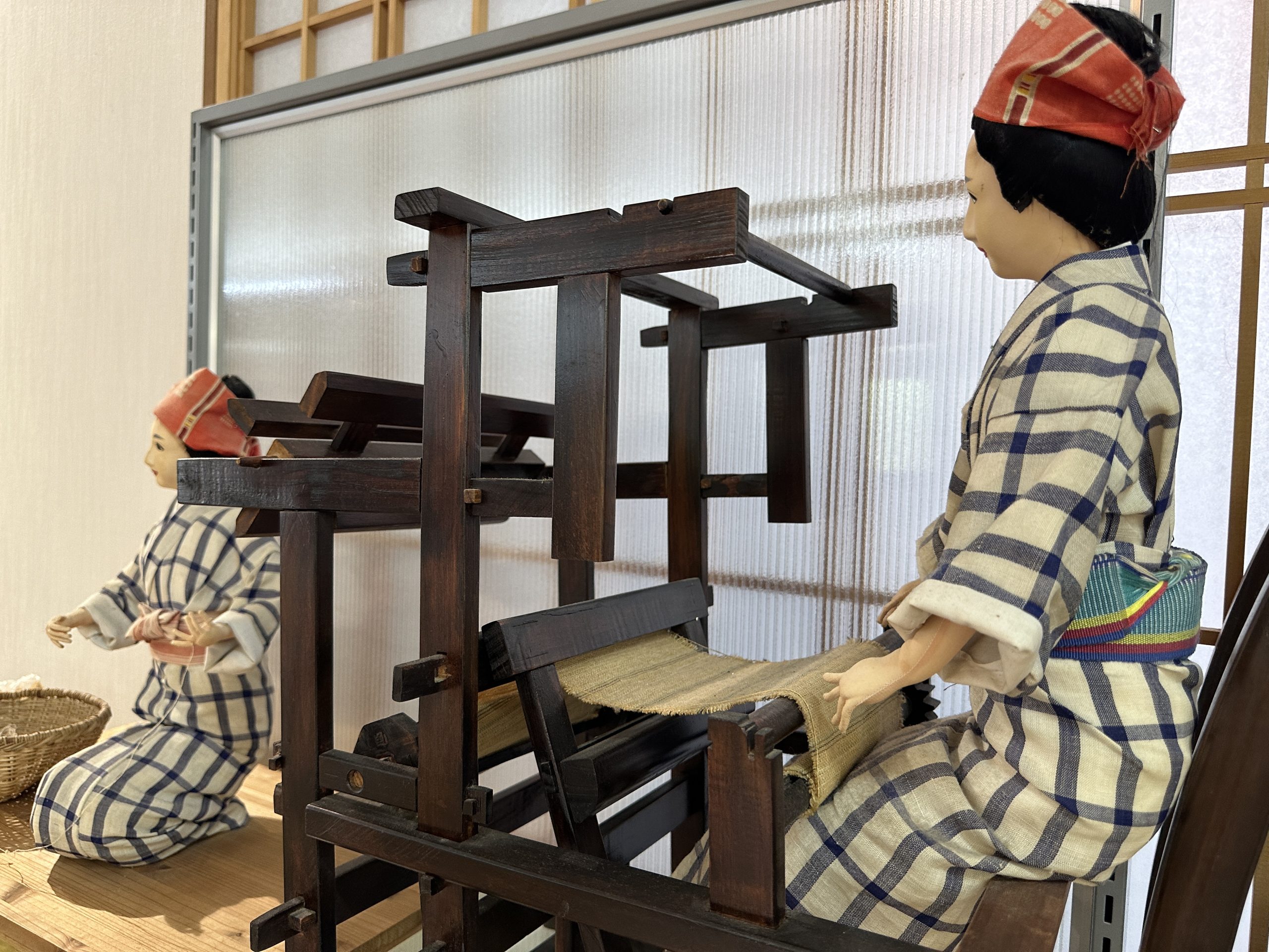 みね屋に展示されているかつての機織りを再現した様子