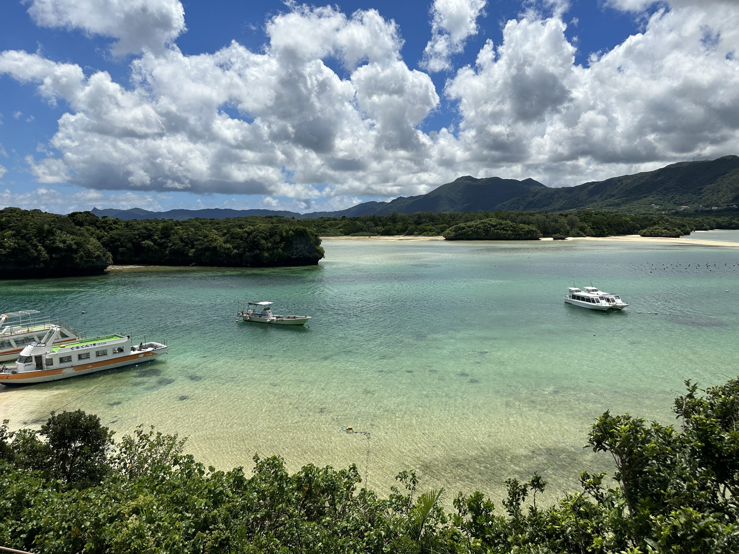 川平湾　全景　美しい湾内と船