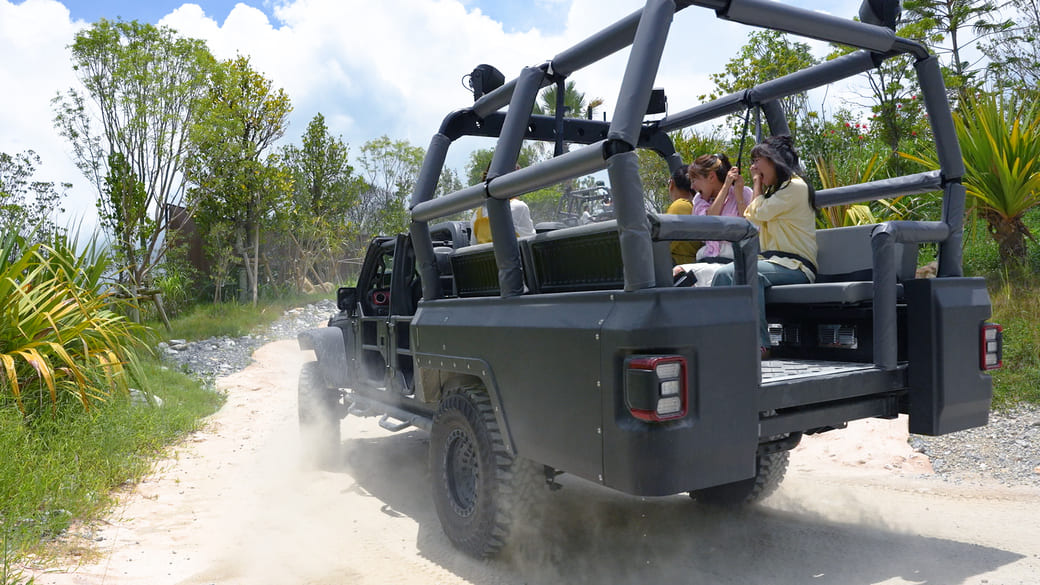 ジャングリア沖縄_ダイナソーサファリ_装甲車①