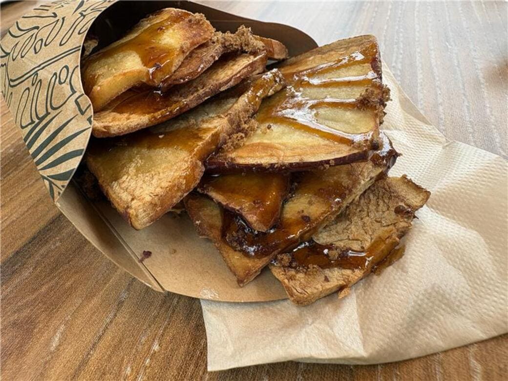 ジャングリア沖縄_ワイルドバンケット_食事(おさつフライ黒蜜ソース)