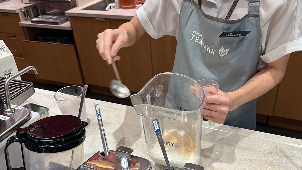 スターバックス ティー&カフェ イオンモール沖縄ライカム3階店‗ドリンク作成の様子2
