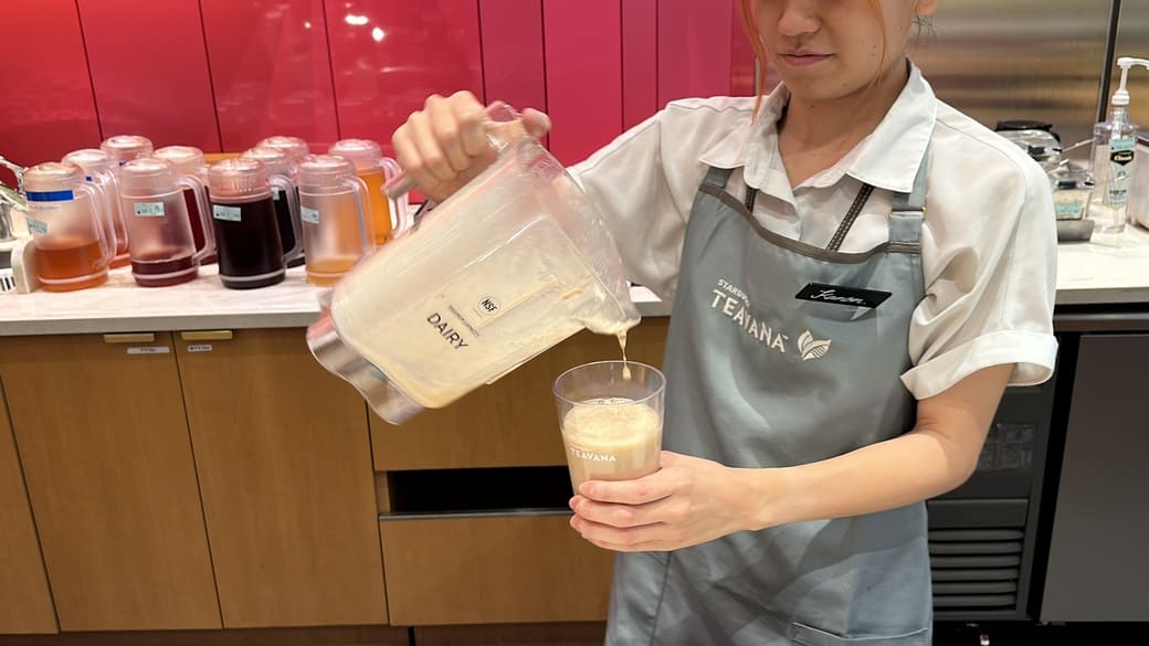 スターバックス ティー&カフェ イオンモール沖縄ライカム3階店‗ドリンク作成の様子1